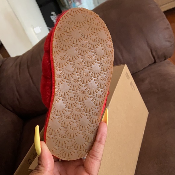 Red ugg slides for a toddler size 11 brand new - Picture 3 of 3